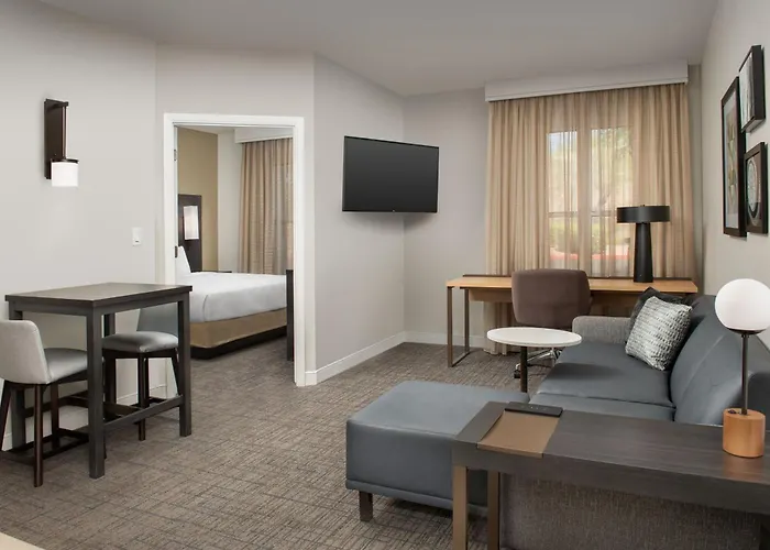 Hotel By Marriott Airport