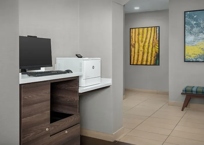 Hotel By Marriott Airport 3*