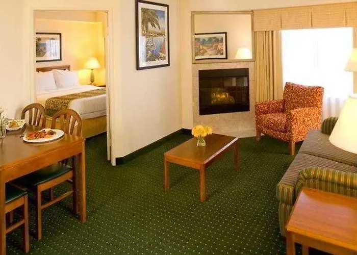 Hotel By Marriott Airport 3*
